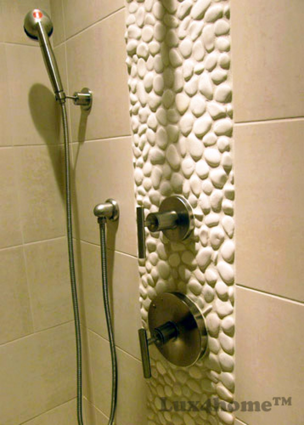 Białe otoczaki pod prysznicem - prysznic mozaiaka z otoczaków